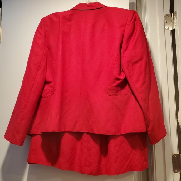 Red Suit - Picture 2 of 4